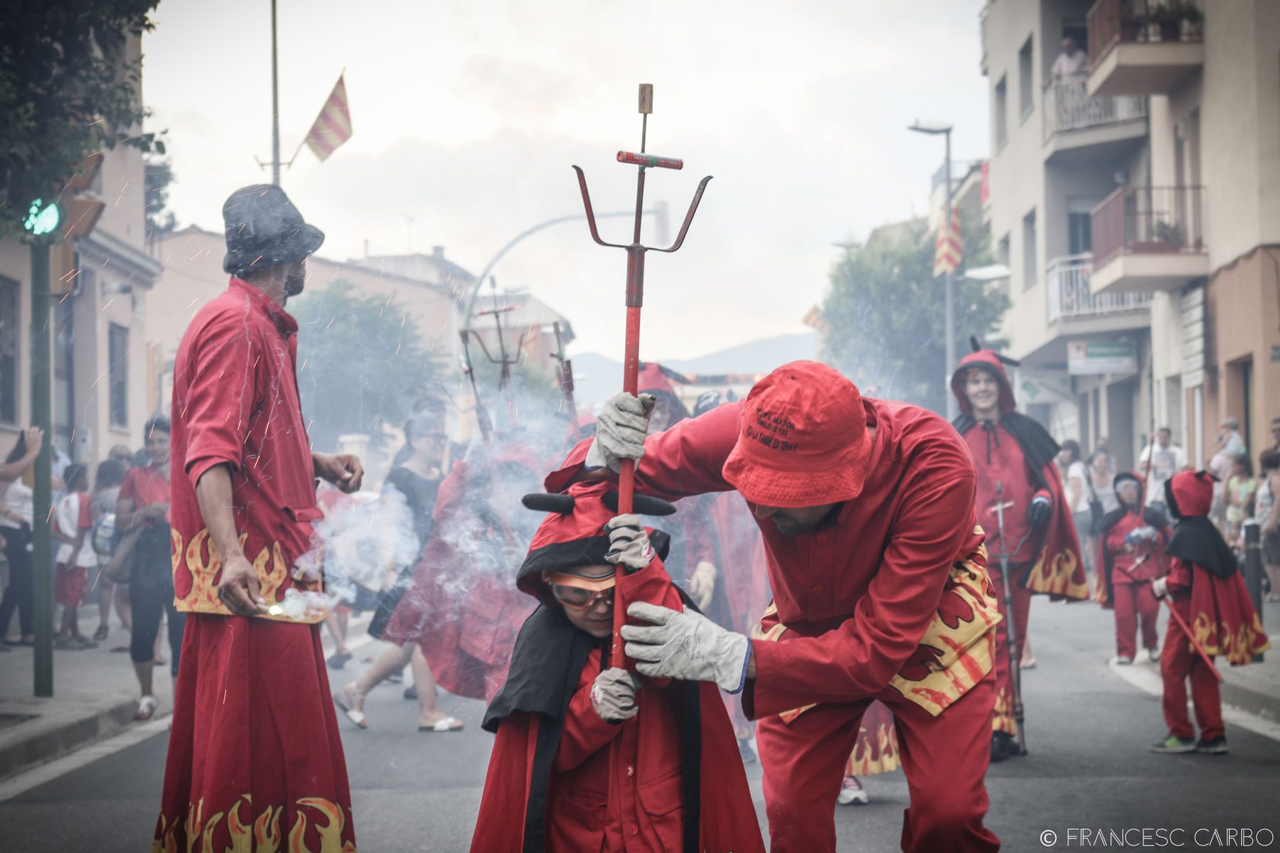 El correfoc avançant pel carrer principal