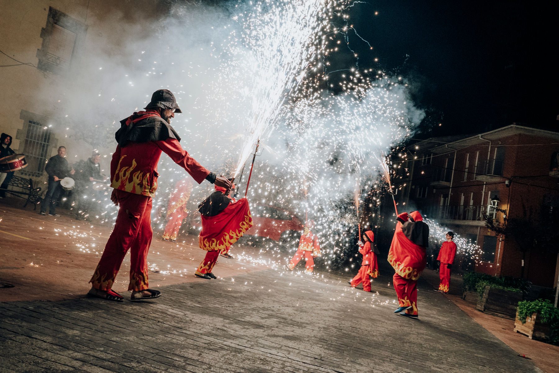 Correfoc amb fum i espurnes