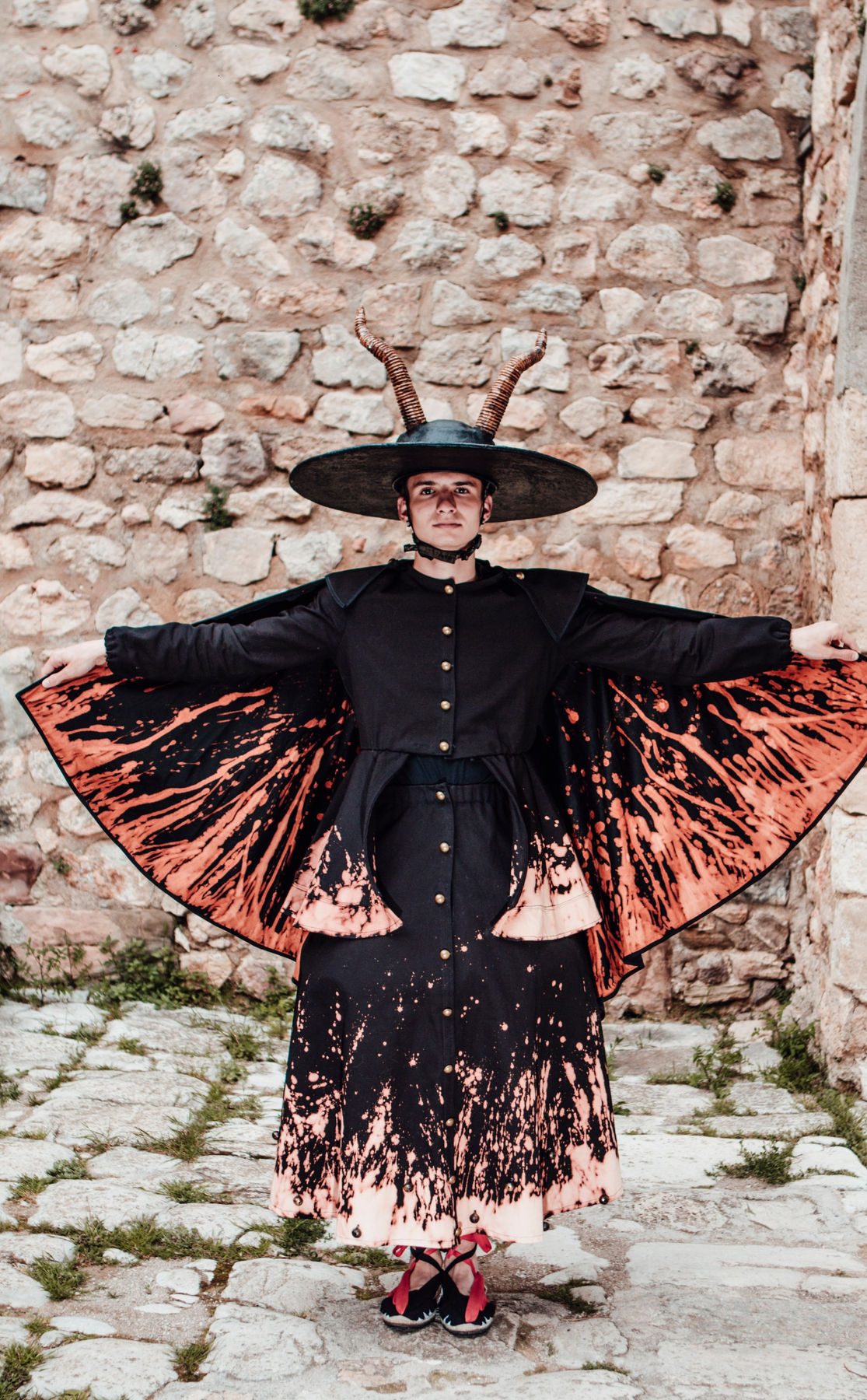 La Diablessa amb el barret d'ala ampla