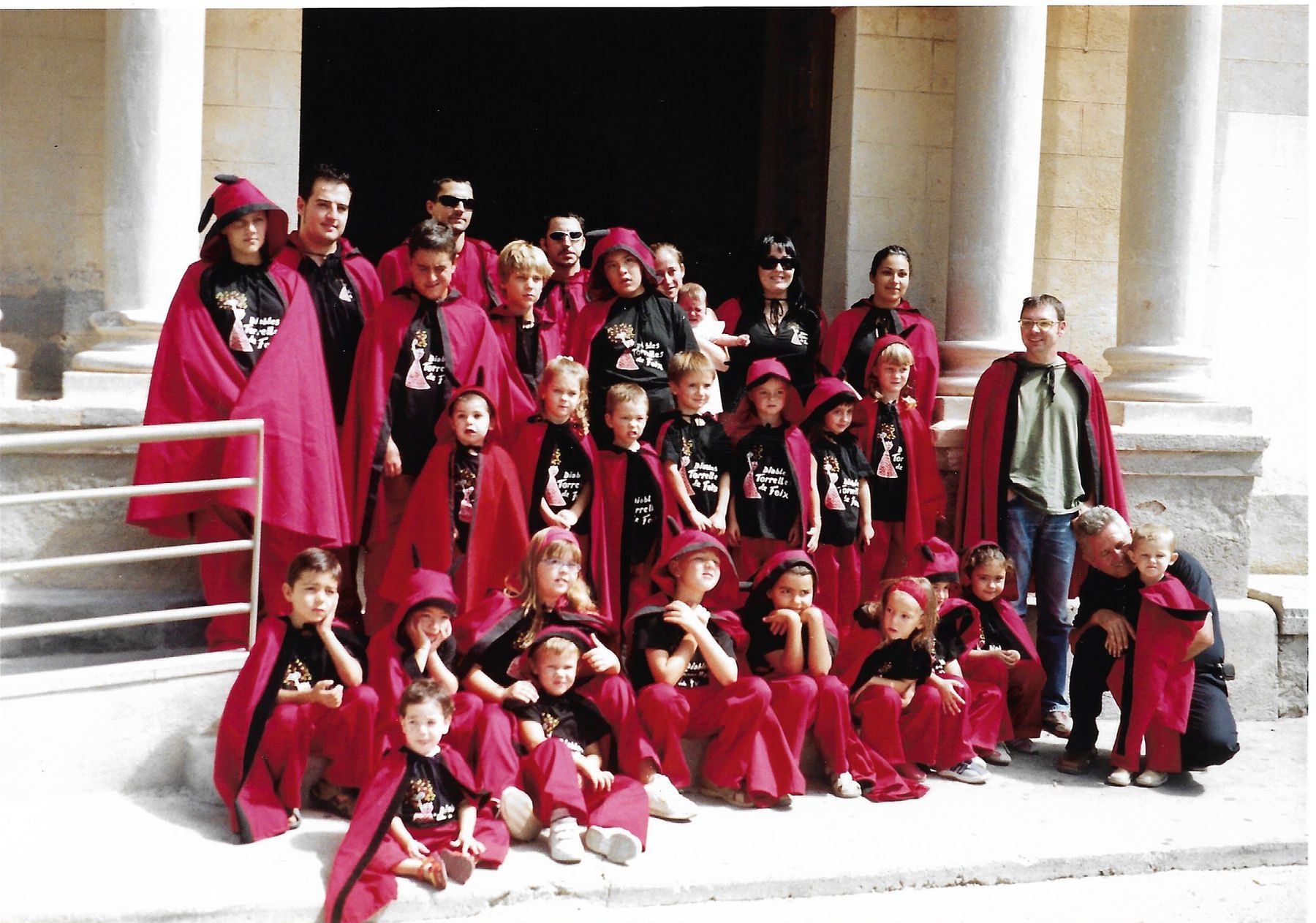Retrat de grup de la colla davant l'església
