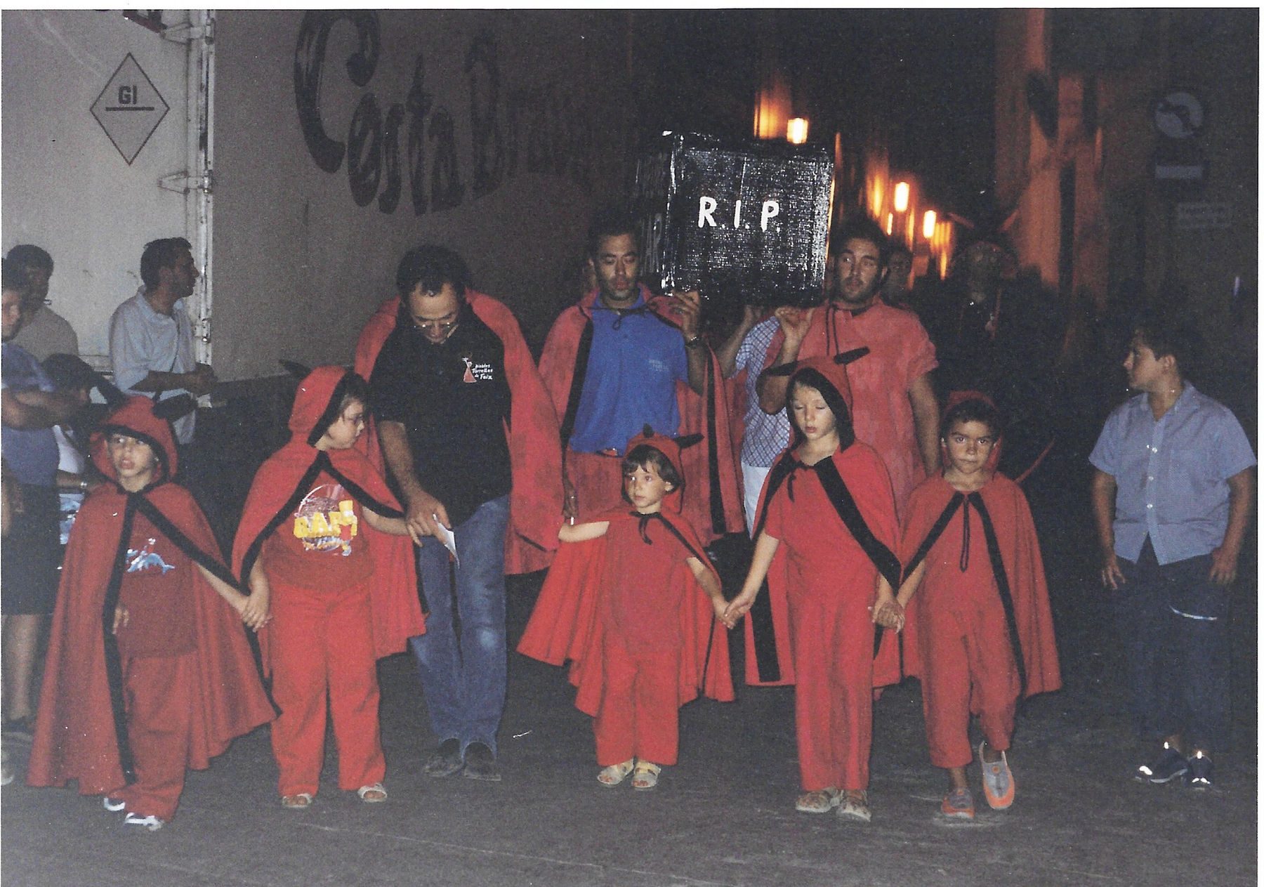La canalla de la colla acompanya el taüt amb el rètol RIP pel carrer