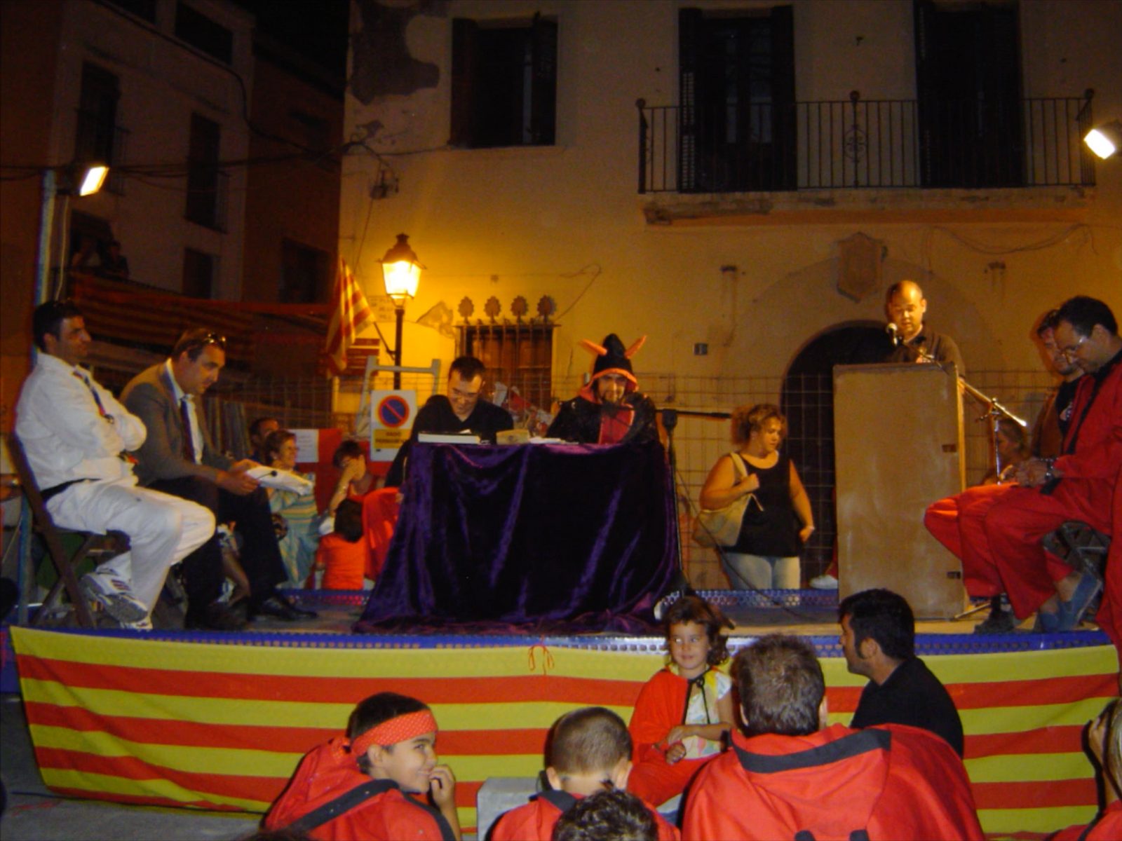 Els versots a l'escenari de la plaça