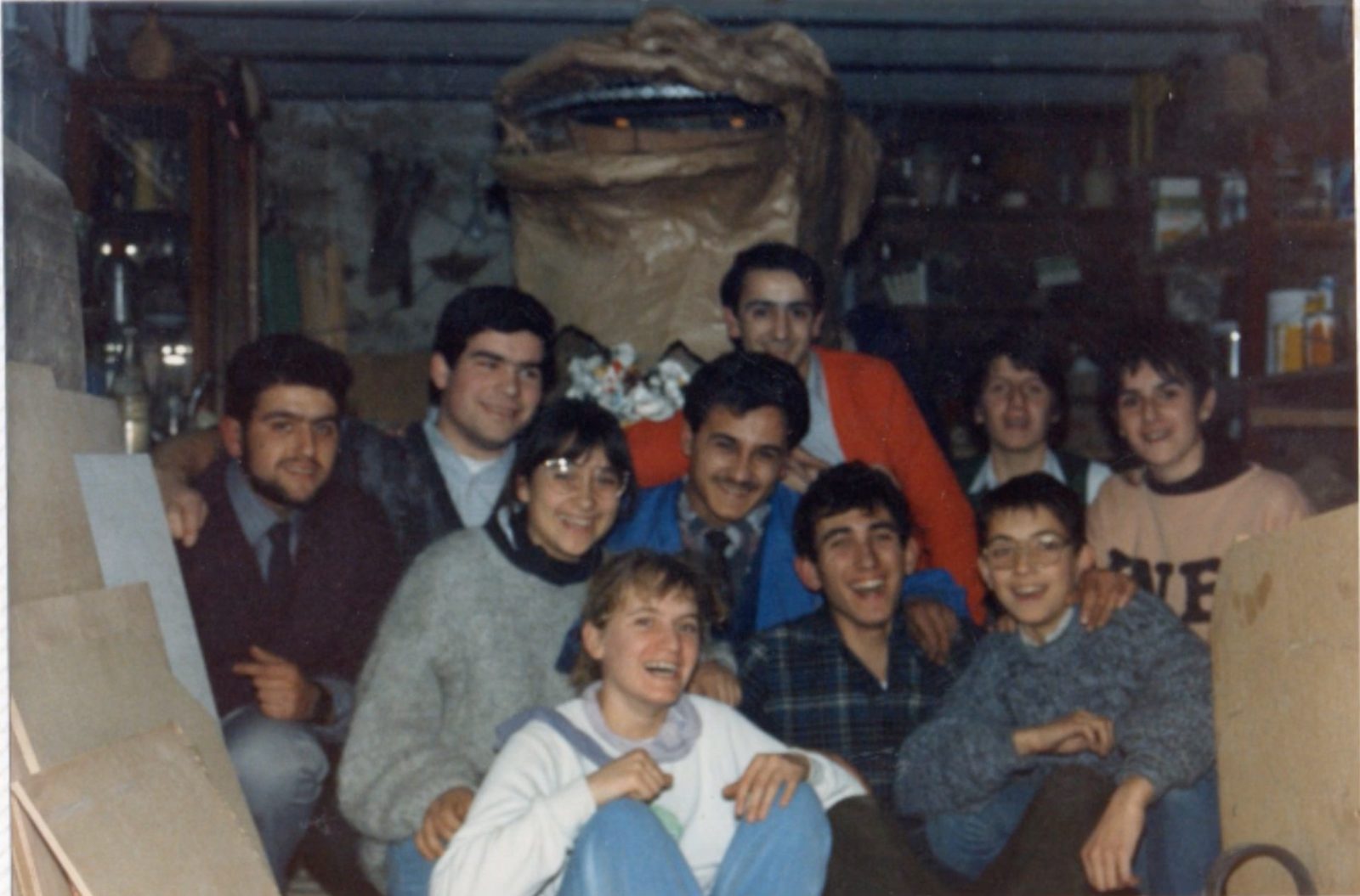 El grup d'amics fundador al taller, amb el drac en construcció al fons, 1987