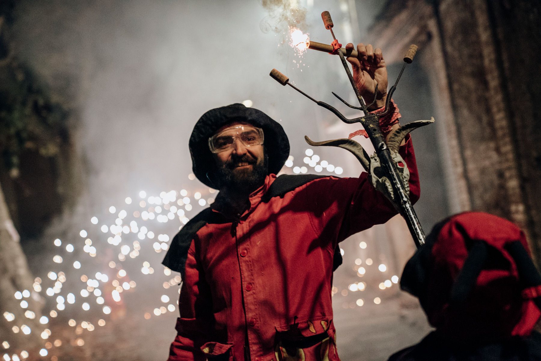 Llucifer amb la forca encesa entre espurnes