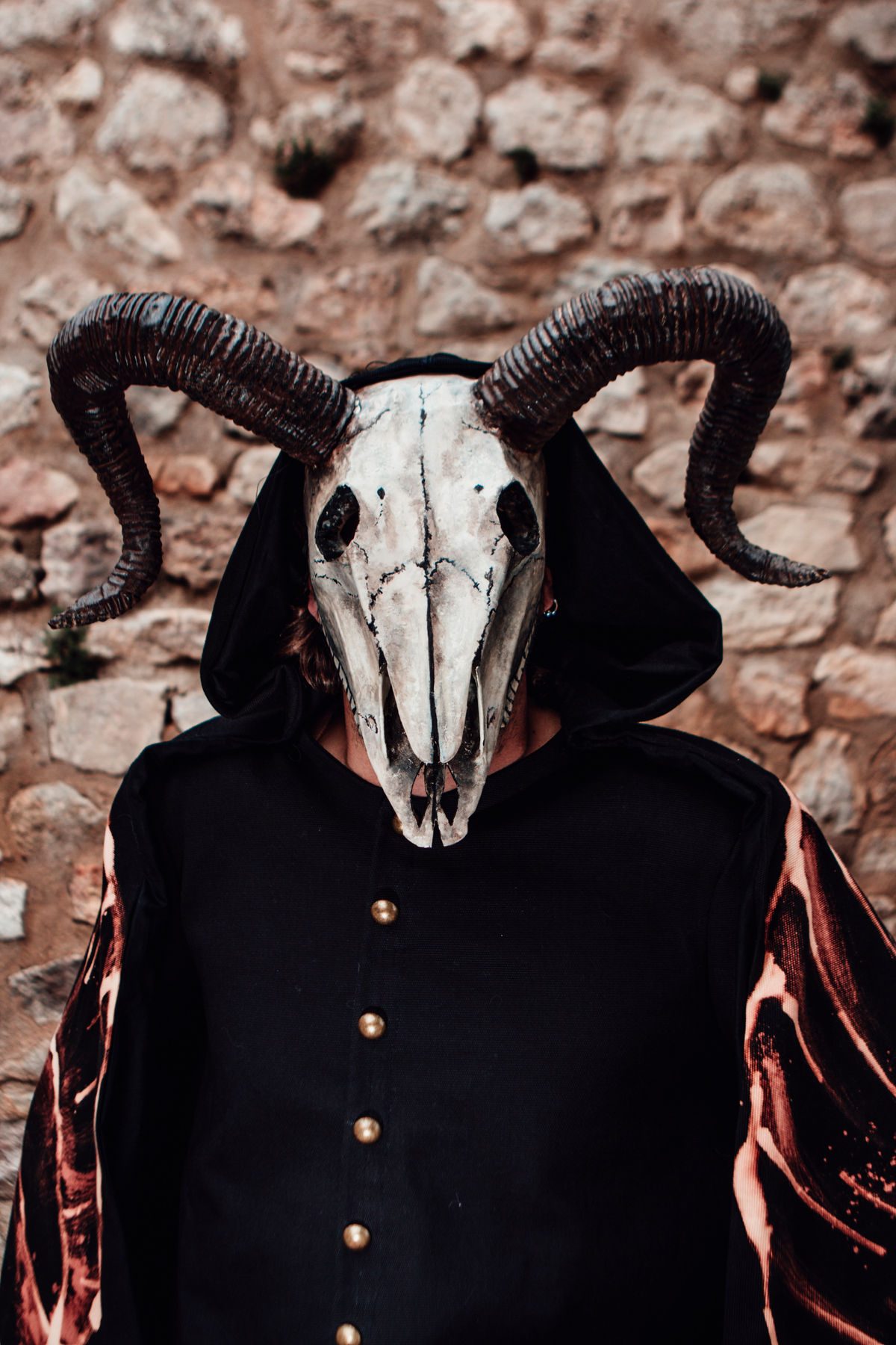 Retrat de Llucifer: fons fosc, llum càlida