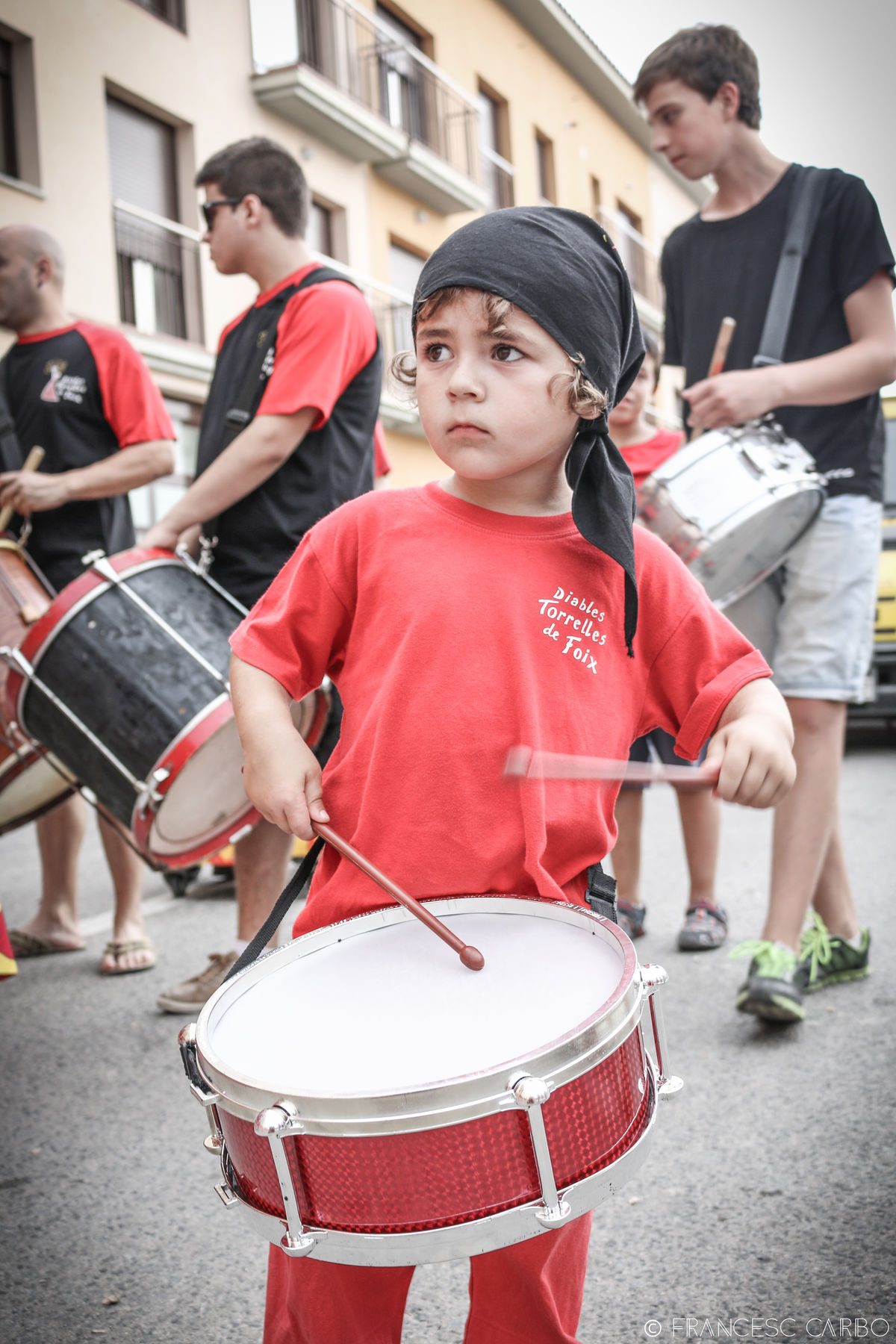 Un tabaler infantil en plena cercavila