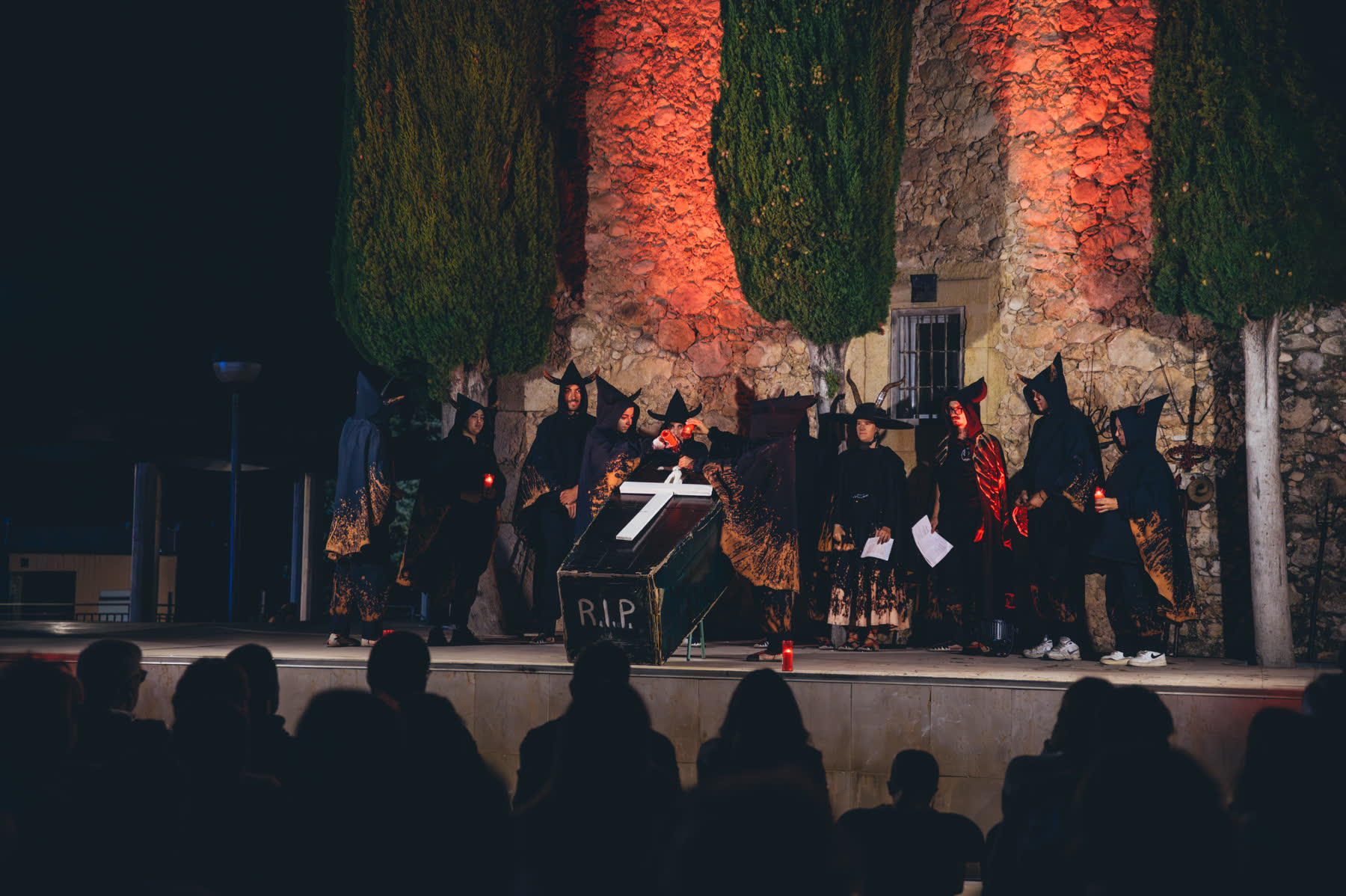 El taüt dels versots a l'escenari, amb l'església de vermell